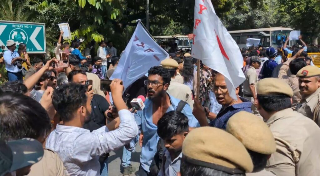 Stopped Before Arrival: Delhi Police Seal Jantar Mantar, Detain Protesters Seeking CEC Removal